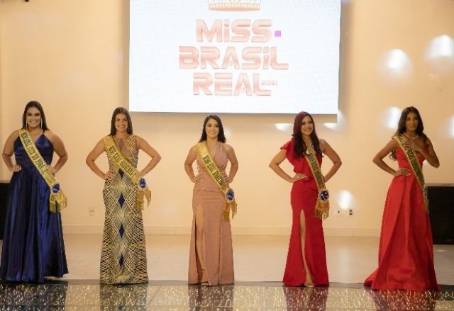 Candidatas com faixas em um palco durante uma edição anterior do concurso