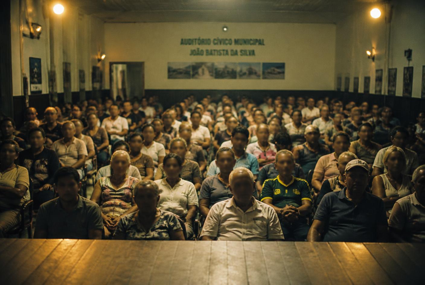 Plateia de um auditório municipal durante uma edição do concurso